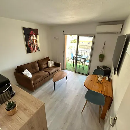 Beachside T2 With Balcony & Free Parking 公寓